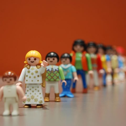 IP查询导航合规编辑阿May在窗前核对版权投诉邮件，桌上放着标注过的文档，氛围严谨